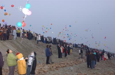 2004 새만금 해넘이 해맞이 축제에서 일출을 보며 풍선을 날리고 있다