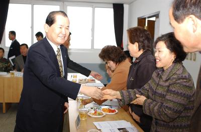 시장님의 옥산면 연두순시에 시민들과 인사하는 모습2