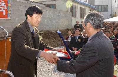 군산시 소룡동 쉼터경로당 개관을 축하하며 담당자들에게 상장을 수여하는 모습2