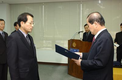 2004년 군산시 사령교부 현장에서 담당직원에게 전달식을 하고 있는 모습5