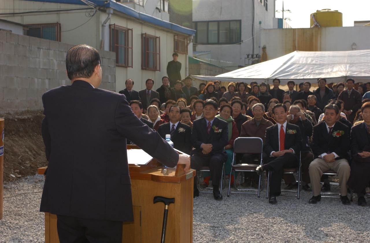 군산시 소룡동 쉼터경로당 개관을 축하하며 기념인사를 하는 모습3