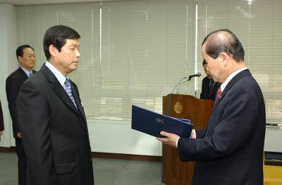 2004년 군산시 사령교부 현장에서 담당직원에게 전달식을 하고 있는 모습17