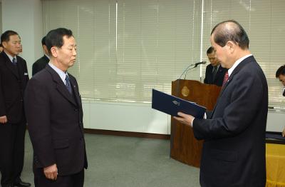 2004년 군산시 사령교부 현장에서 담당직원에게 전달식을 하고 있는 모습1