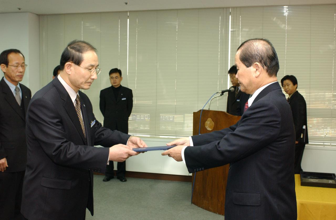 2004년 군산시 사령교부 현장에서 담당직원에게 전달식을 하고 있는 모습8