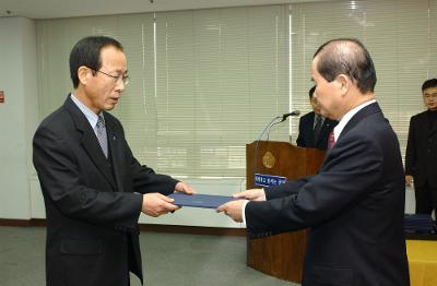 2004년 군산시 사령교부 현장에서 담당직원에게 전달식을 하고 있는 모습4