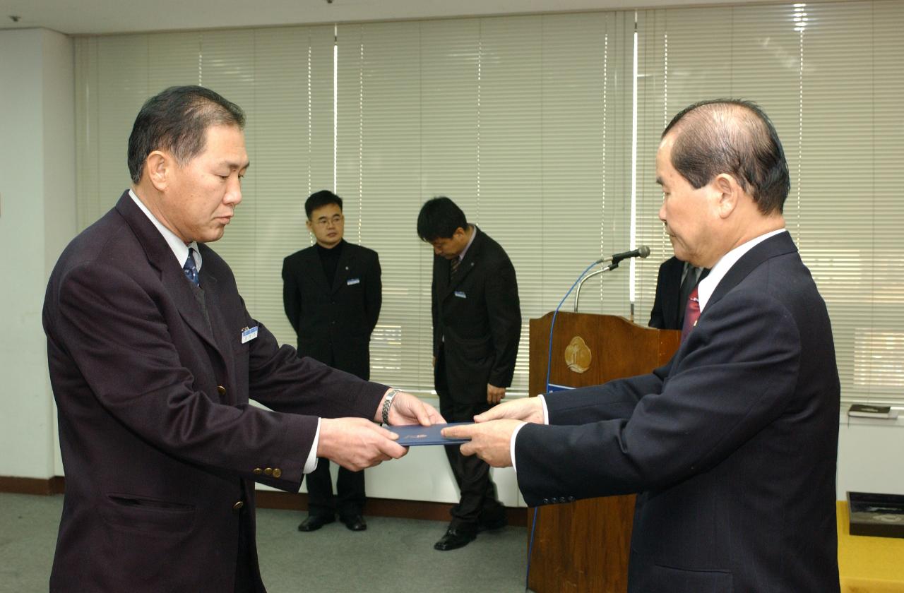 2004년 군산시 사령교부 현장에서 담당직원에게 전달식을 하고 있는 모습6