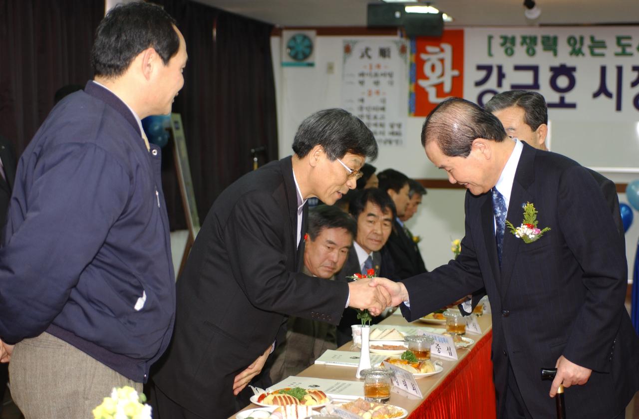 시장님의 서수면 연두순시에 시민들과 인사하는 모습8