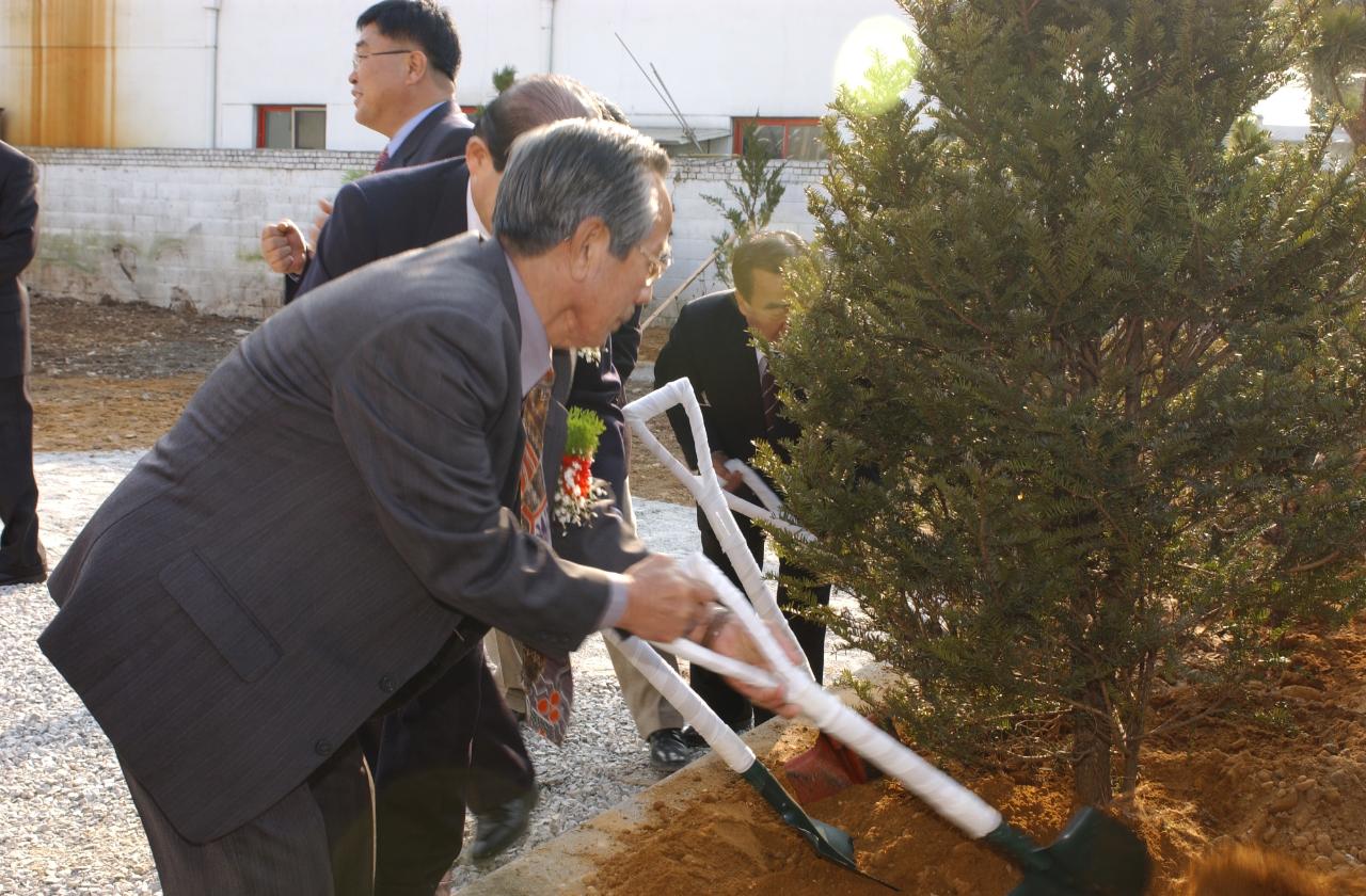 군산시 소룡동 쉼터경로당 개관을 축하하며 기념 식수를 심는모습3