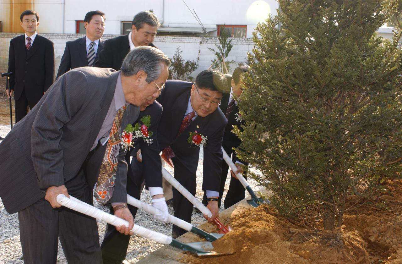 군산시 소룡동 쉼터경로당 개관을 축하하며 기념 식수를 심는모습2