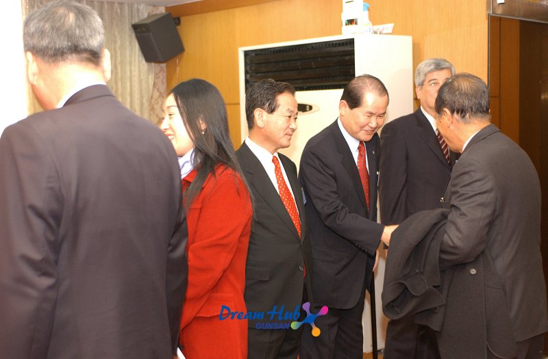 군산상공회의소에서 2004년 신년인사회에 각 기관장들과 주요인사들이 인사하는 모습1