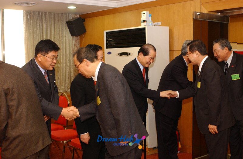 군산상공회의소에서 2004년 신년인사회에 각 기관장들과 주요인사들이 인사하는 모습2