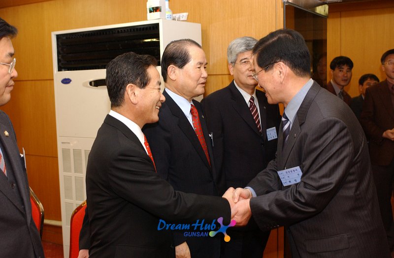 군산상공회의소에서 2004년 신년인사회에 각 기관장들과 주요인사들이 인사하는 모습5