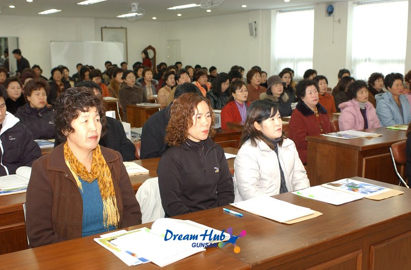 새해영농설계교육장에 모인 시민들이 강사의 이야기를 듣고있는 모습2