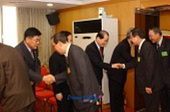 군산상공회의소에서 2004년 신년인사회에 각 기관장들과 주요인사들이 인사하는 모습2사진(00002)