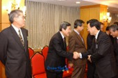 군산상공회의소에서 2004년 신년인사회에 각 기관장들과 주요인사들이 인사하는 모습3사진(00003)