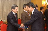 군산상공회의소에서 2004년 신년인사회에 각 기관장들과 주요인사들이 인사하는 모습4사진(00004)