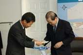 김귀동변호사가 기부증서를 전달하는 모습2사진(00002)
