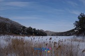 겨울에 눈쌓인 수원지 풍경1사진(00001)
