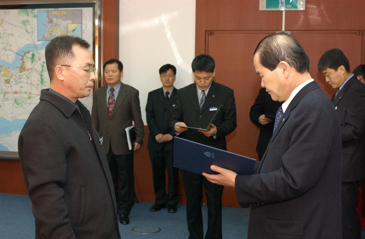 군산시 사령교부 받는 직원들9