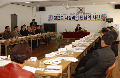 옥구읍 연두순시를 하고 있는 시장님이 주민들과 인사하는 풍경10