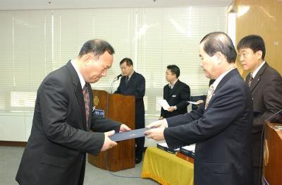 군산시청 사령교부를 전달하고 있는 시장님16