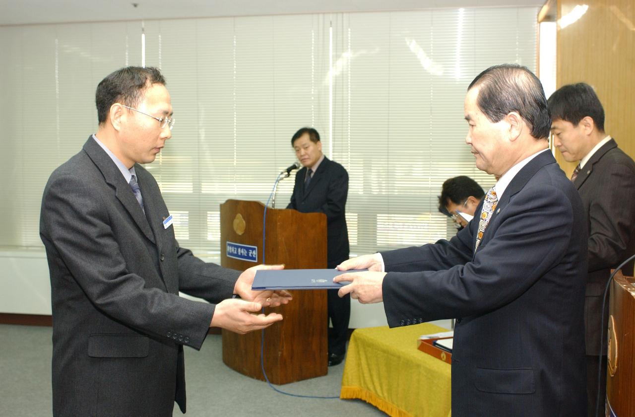 군산시청 사령교부를 전달하고 있는 시장님14