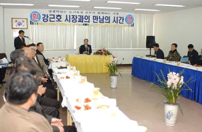 옥도면 연두순시에 주민들과 인사하는 시장님6