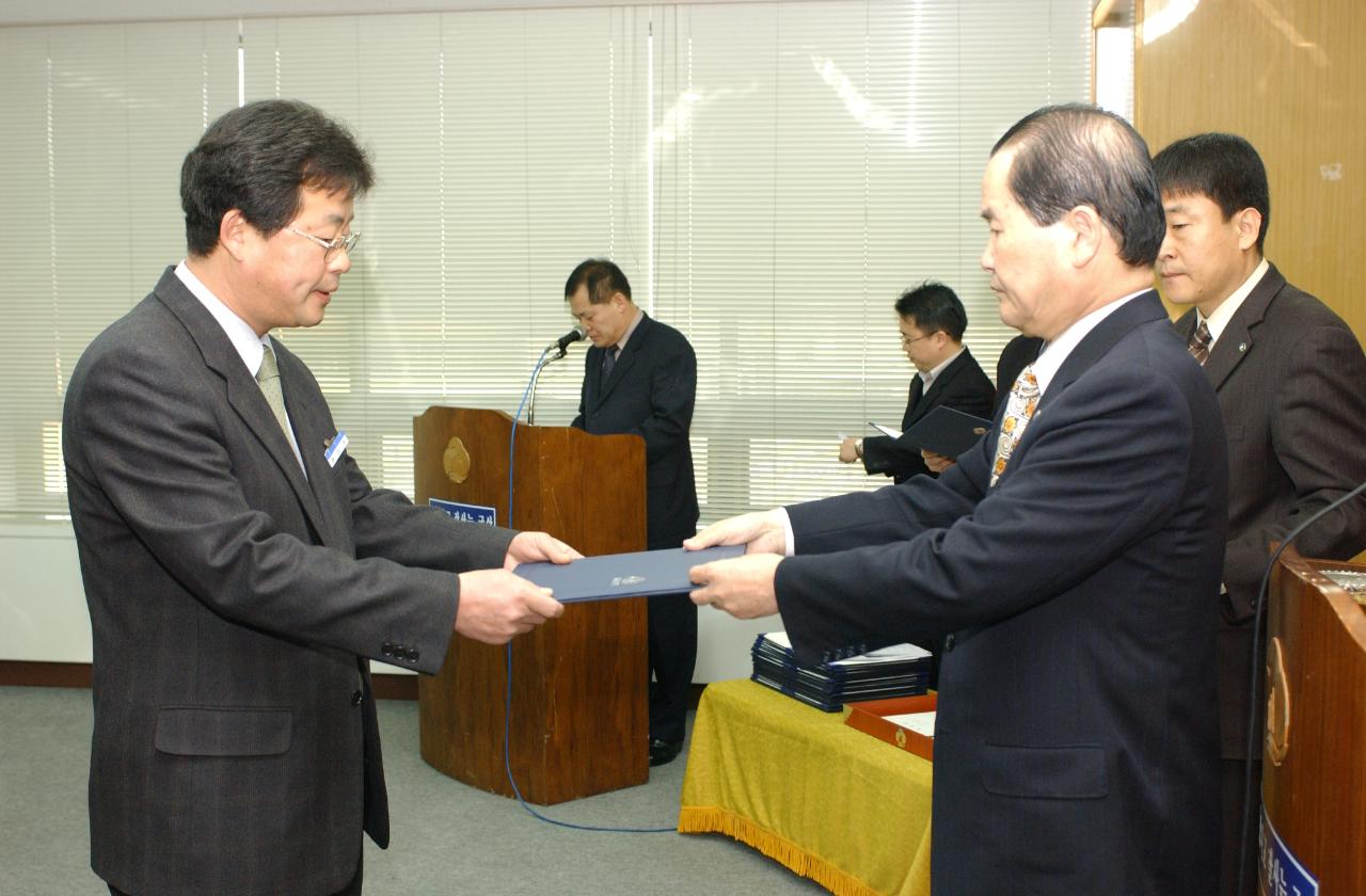 군산시청 사령교부를 전달하고 있는 시장님11