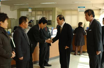 옥구읍 연두순시를 하고 있는 시장님이 주민들과 인사하는 풍경2