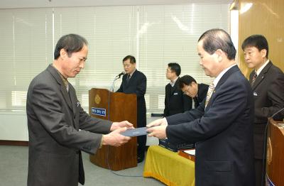 군산시청 사령교부를 전달하고 있는 시장님5