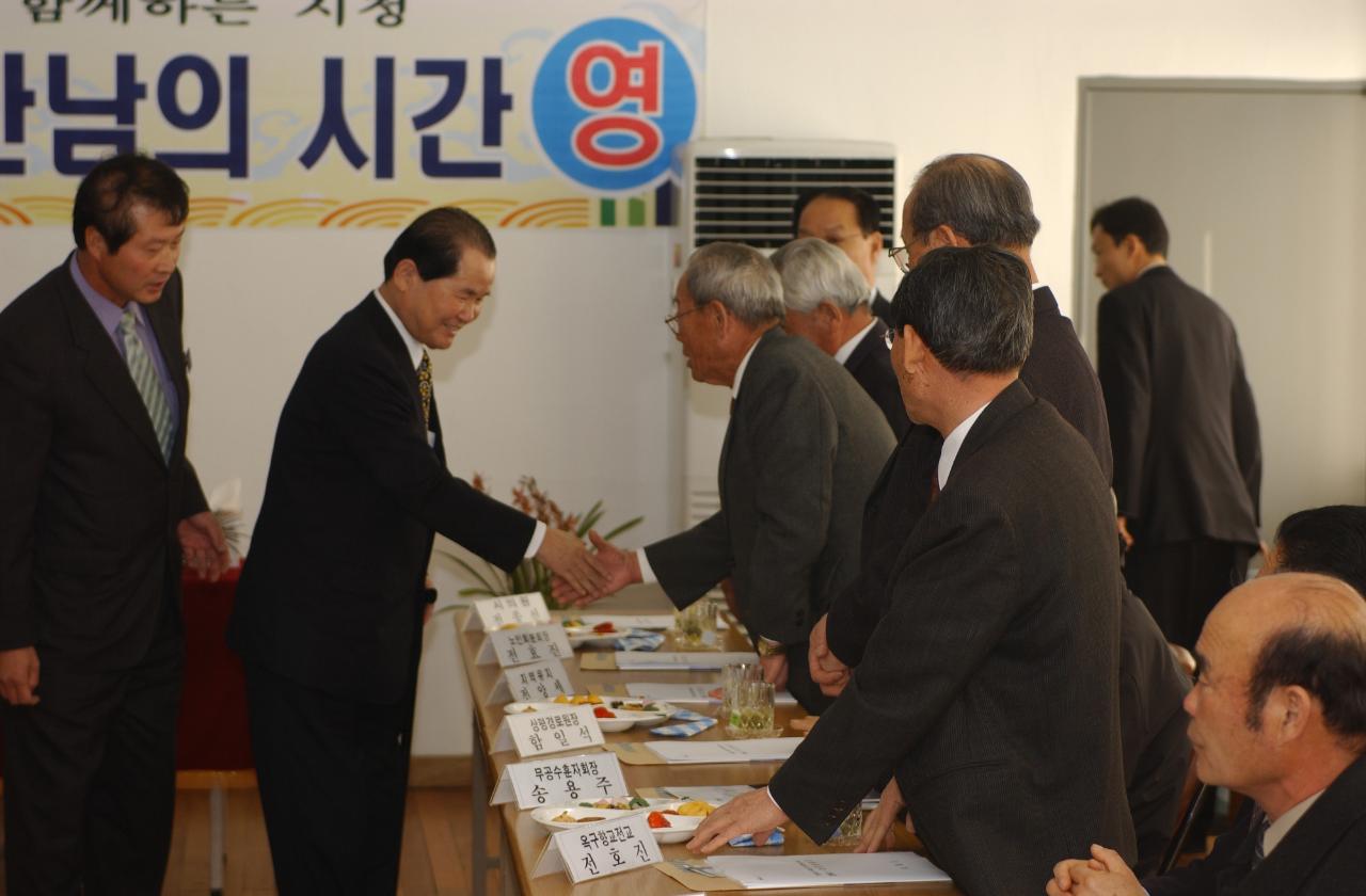 옥구읍 연두순시를 하고 있는 시장님이 주민들과 인사하는 풍경6