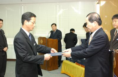 군산시청 사령교부를 전달하고 있는 시장님5