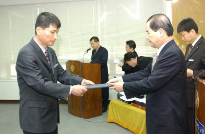 군산시청 사령교부를 전달하고 있는 시장님13