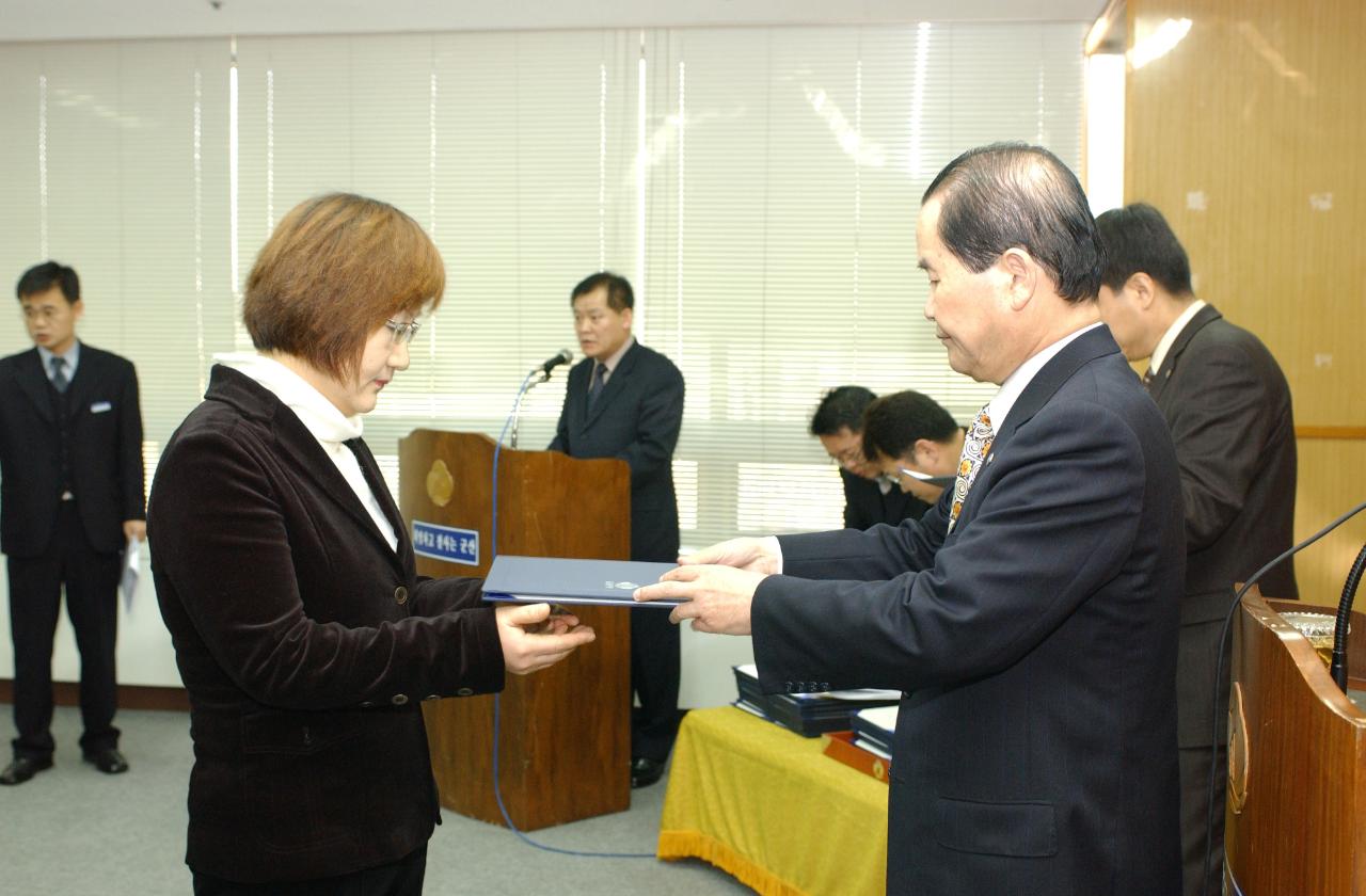 군산시청 사령교부를 전달하고 있는 시장님15