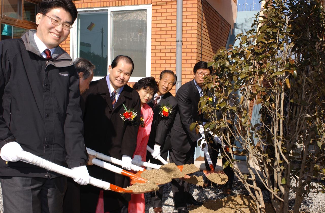 개정 신발산경노당 개관식에 참석한 시장님이 기념식수를 하는 모습