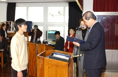 제 78회 성산초교 졸업식에서 졸업장을 수여하는 모습9