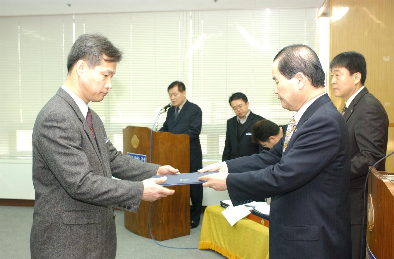 군산시청 사령교부를 전달하고 있는 시장님6