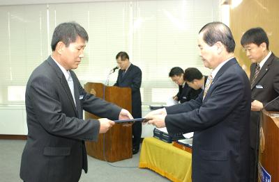 군산시청 사령교부를 전달하고 있는 시장님18