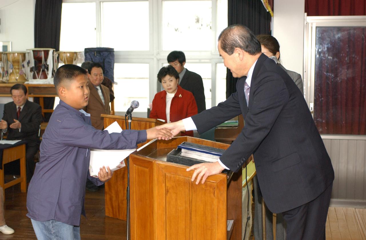 제 78회 성산초교 졸업식에서 졸업장을 수여하는 모습8