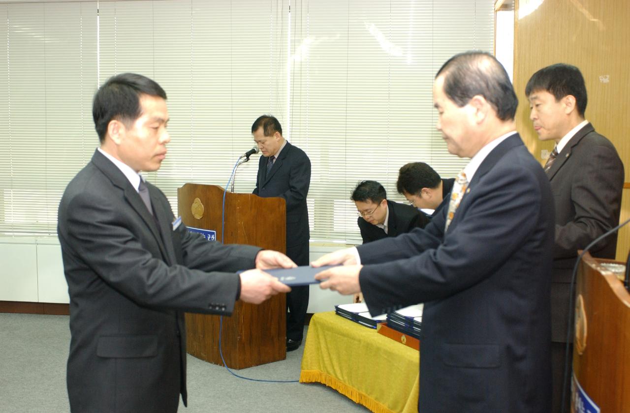 군산시청 사령교부를 전달하고 있는 시장님13