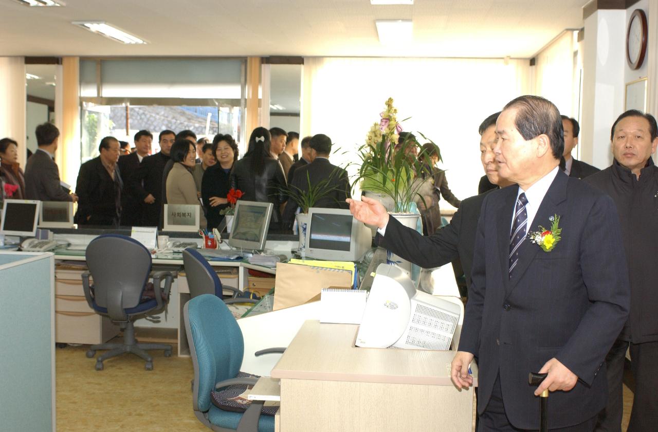 선양동 주민자치센터 개소식에서 관계자와 인사 하는 모습3