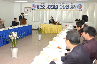 옥도면 연두순시에 주민들과 인사하는 시장님4