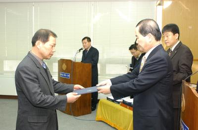 군산시청 사령교부를 전달하고 있는 시장님18