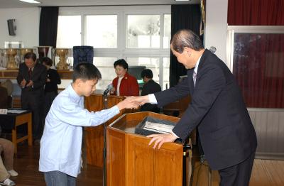 제 78회 성산초교 졸업식에서 졸업장을 수여하는 모습15