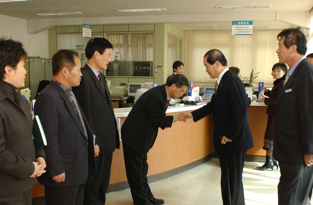 옥구읍 연두순시를 하고 있는 시장님이 주민들과 인사하는 풍경