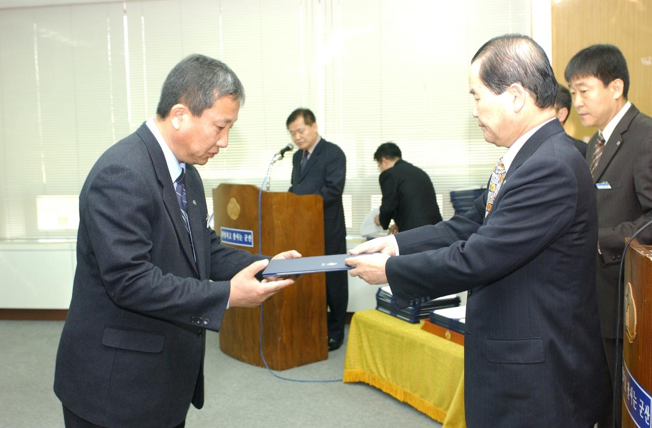 군산시청 사령교부를 전달하고 있는 시장님12