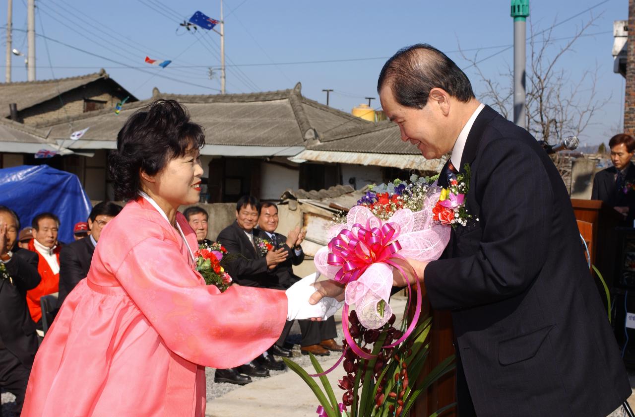 개정 신발산경노당 개관식에서 주민에게 꽃다발을 받는 시장님2