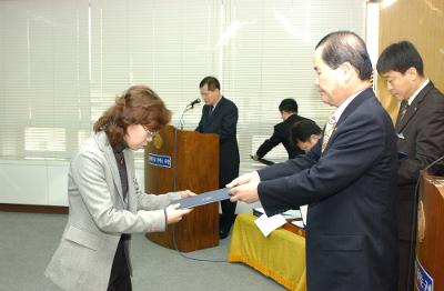 군산시청 사령교부를 전달하고 있는 시장님8