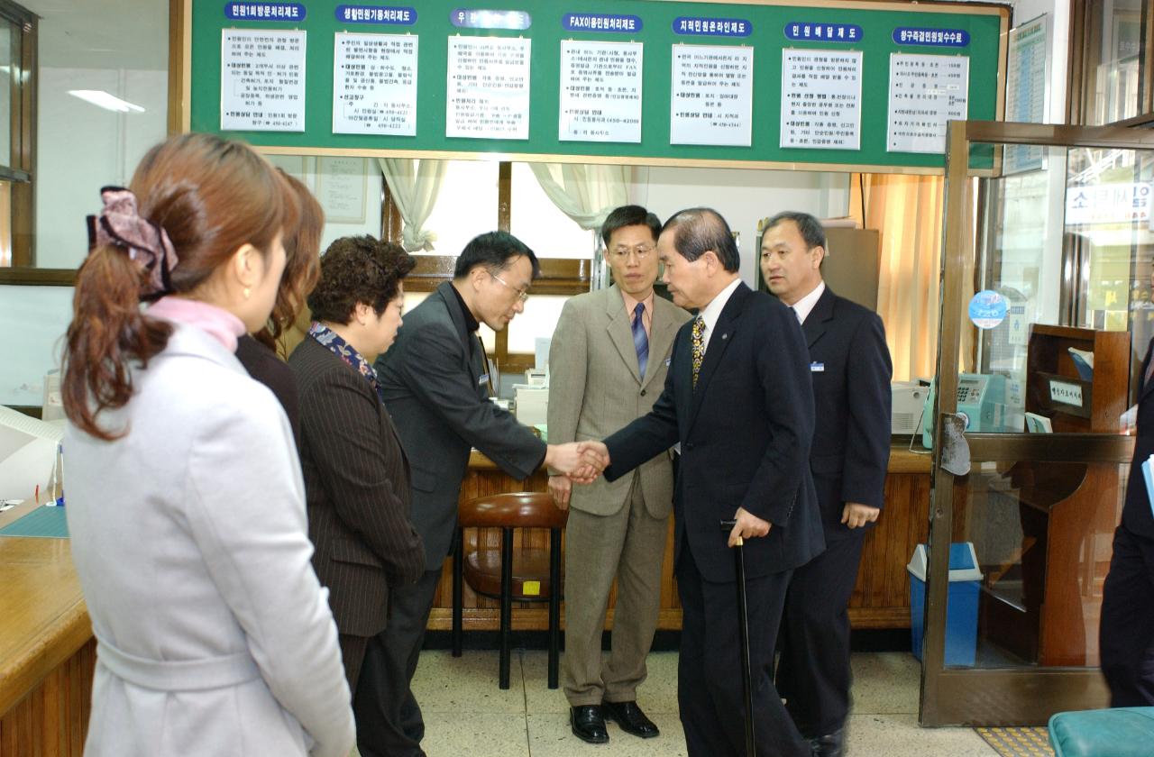 해신동 연두순시에서 주민들과 인사하는 모습2