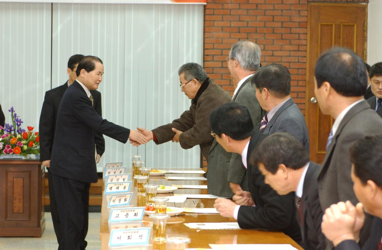 옥서면 연두순시에서 주민들과 인사하는 모습4